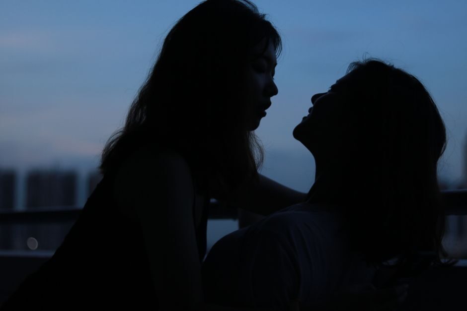 découvrez "ne jamais abandonner, dorthy", un zine lgbtq2+ innovant qui utilise des techniques de communication anciennes pour défier les nouvelles formes d'intolérance. explorez comment la créativité et la résilience de la communauté lgbtq2+ résonnent à travers un médium authentique et engagé.