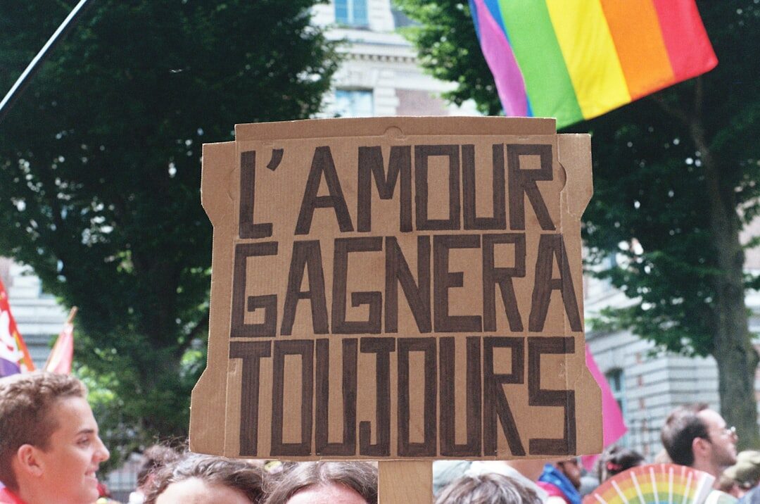 découvrez 'ne jamais abandonner, dorthy', un zine lgbtq2+ innovant qui allie technologie ancienne et créativité pour faire face aux nouvelles intolérances. plongez dans un univers où l'art et l'activisme se rencontrent, offrant une voix puissante et inspirante à la communauté.